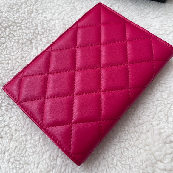 ❌❌Auth Chanel Classic Red Quilted Lambskin CC Logo Passport Holder - Picture 5 of 14